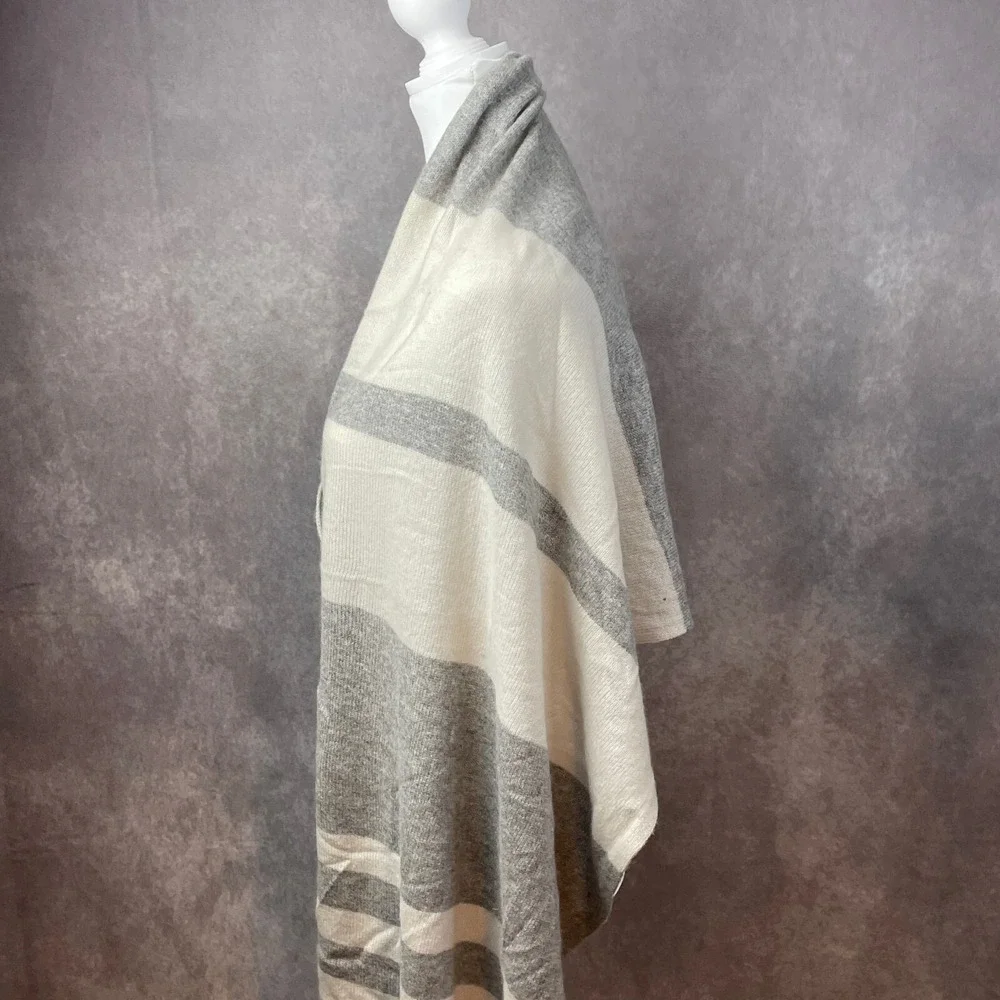 27 Miles Scarf Shawl Women One‎ Size Wrap Poncho Button Gray Cream 100% Cashmere